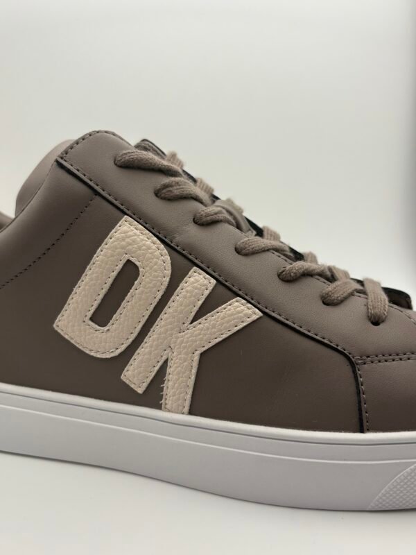 Tenis DKNY Abeni Cafés