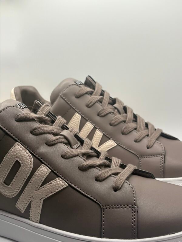 Tenis DKNY Abeni Cafés